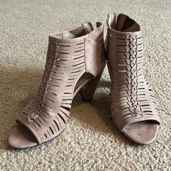 Vince Camuto Shoes - Vince Camuto Size 7 1/2 Nude Sandle